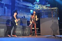 На концерте Scorpions Клаус Майне щедро раздаривал самарцам барабанные палочки 