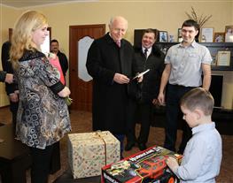 Губернатор отметил качество строительства дома молодой семьи в Кошках