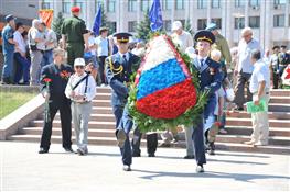 Торжественное возложение цветов в День памяти и скорби на площади Славы