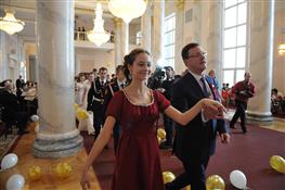 В театре оперы и балета состоялся первый городской кадетский бал