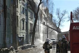 В Самаре тушат пожар в бывшем реальном училище