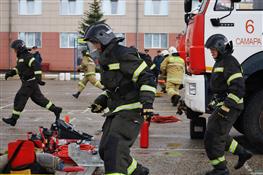 В Самаре сотрудники МЧС показали навыки ликвидации ДТП