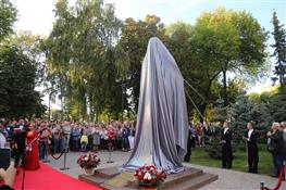 На пл. Куйбышева открыли памятник Дмитрию Шостаковичу