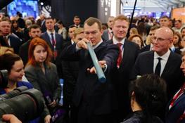 Дмитрий Чернышенко и Михаил Дегтярев осмотрели выставочное пространство форума "Россия - спортивная держава"