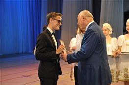 Губернатор в Тольятти вручил золотые медали "За особые успехи в учении".