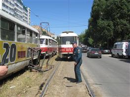 В Самаре токоприемник одного трамвая рухнул на другой, пострадала вагоновожатая