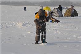 На Черновском водохранилище при 28-градусном морозе прошли соревнований по рыбалке со льда