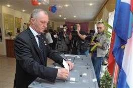 Игорь Станкевич проголосовал на участке в школе №6 в Самаре