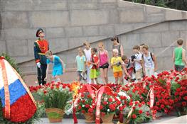 Губернатор вместе с ветеранами и жителями области возложил цветы в память о погибших в Великой Отечественной войне 