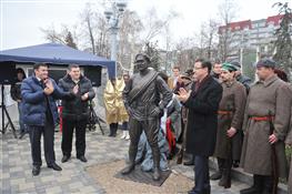 В Самаре торжественно открыли скульптуру товарища Сухова
