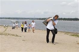 Участники экологической акции "оБЕРЕГАй" убирали мусор с городского пляжа Жигулевска