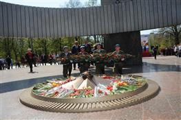 Губернатор возложил цветы к Вечному огню в Тольятти