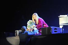 Самарцы подарили французской певице Ларе Фабиан куклу