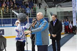 Губернатор вручил хоккейному болельщику из Тольятти ключи от автомобиля