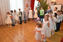Дмитрий Азаров поздравил с Рождеством и Новым годом воспитанников приюта "Ровесник"