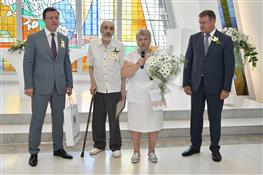 70 крепких семейных пар наградили медалями "За любовь и верность"