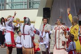 В региональном фестивале национальных свадеб приняли участие более двухсот пар губернии
