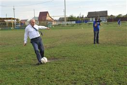 Губернатор лично опробовал качество футбольной площадки в Большой Глушице