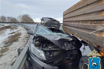 Водитель Kia врезался в КамАЗ и погиб под Самарой