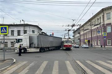 В центре Самары столкнулись трамвай и грузовик