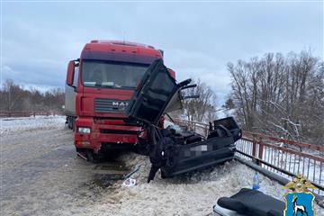 Водитель легковушки погиб при столкновении с грузовиком под Тольятти