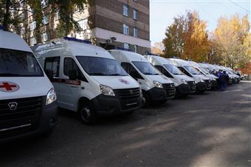 Дмитрий Азаров передал медикам ключи от 20 новых машин "скорой"