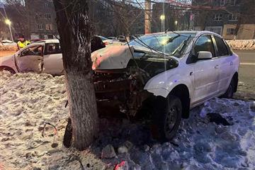 В Новокуйбышевске после ДТП иномарка врезалась в дерево, один человек госпитализирован 