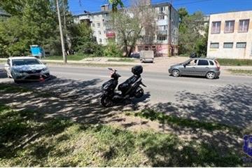 В Самаре скутер столкнулся с легковушкой