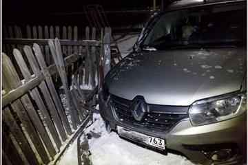 Под Сызранью водитель Renault врезался в забор