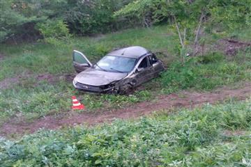 В Хворостянском районе Lada Granta перевернулась в кювет, двое пострадали