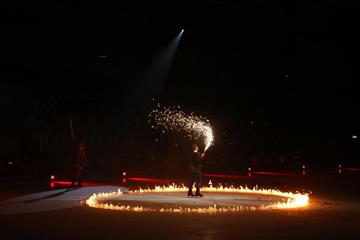 В Самаре для семей военнослужащих олимпийские чемпионы представили ледовое шоу 