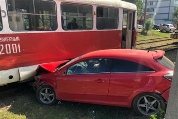 Самарец без водительских прав за пять мину врезался в несколько машин и трамвай