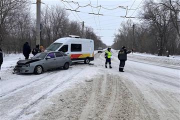 В Новокуйбышевске госпитализирован водитель Lada Priora, не пропустивший Ford Transit на перекрестке 