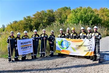 "Мы чистим мир": сотрудники Сызранского НПЗ провели эко-субботник на Волге