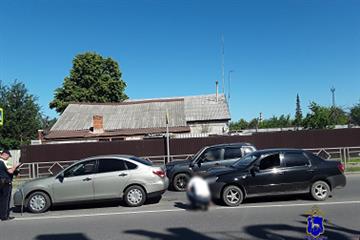 В Сызрани разогнавшийся водитель Lada Granta врезался в стоящий автомобиль, пострадал ребенок