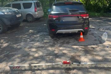 В Самаре маленький ребенок попал под сдававшую назад машину