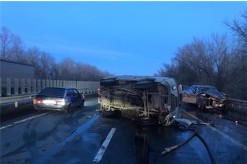 В Красноярском районе в ДТП из трех автомобилей пострадал водитель перевернувшегося УАЗа