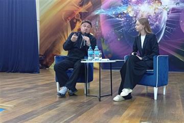 За кулисами профессии: Максим Лагашкин рассказал школьникам о книгах своей жизни в проекте Общества 