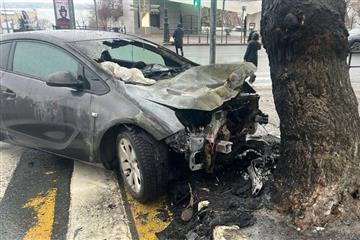 Автомобиль врезался в дерево в центре Самары и загорелся 