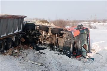 Два большегруза столкнулись на трассе в Самарской области