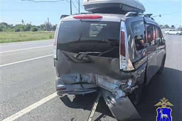 В Сызрани Niva наехала на стоящий автомобиль, пострадали три человека