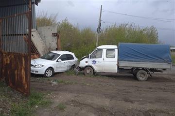 В Сызрани водитель "Газели" отправил легковушку в бетонный забор