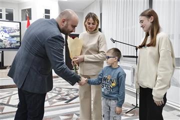 Вячеслав Федорищев вручил ключи от новых домов 11 исаклинским семьям
