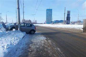 В Тольятти пенсионерка на Renault  врезалась в столб