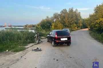 В Сызрани пьяный подросток на мотоцикле врезался в Lada Kalina, пострадали двое детей