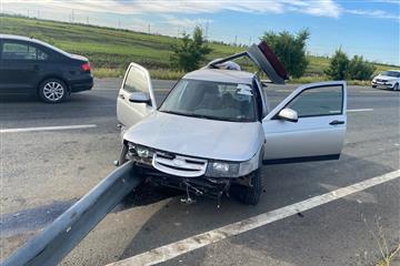 На трассе Самара — Волгоград водитель "двенадцатой" снес дорожное ограждение