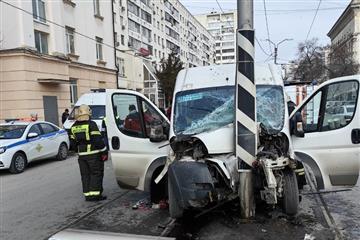 В центре Самары маршрутка врезалась в столб