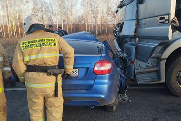 Водитель Lada погиб после столкновения с грузовиком в Самарской области