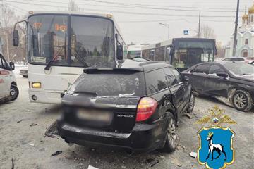 Автобус и две легковушки столкнулись на Московском шоссе в Самаре