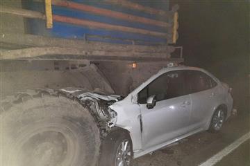 В Самарской области водитель Toyota не соблюдал дистанцию и врезался в КамАЗ
